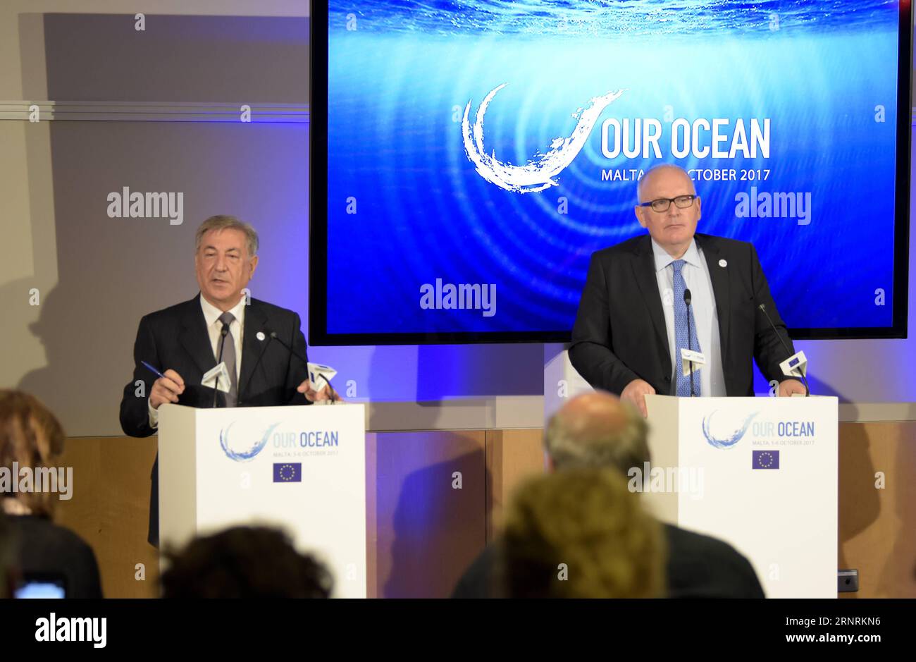 (171006) - ST. JULIAN S, le 6 octobre 2017 -- Frans Timmermans (à droite), premier vice-président de la Commission européenne, et Karmenu Vella, commissaire européen à l'environnement, aux affaires maritimes et à la pêche, assistent à une conférence de presse conjointe de Our Ocean Conference 2017 à St. Julian s, Malte, le 6 octobre 2017. Plus de 6 milliards d'euros (7,01 milliards de dollars américains) ont été consacrés par les secteurs public et privé de 112 pays à l'amélioration de la gestion des océans lors de la conférence Our Ocean 2017 qui se tient vendredi à Malte. Zhf) MALTE-ST. JULIAN S-OUR OCEAN CONFERENCE MarkxZammitxCordina PUBLICATIONxNOTxINxCHN Banque D'Images