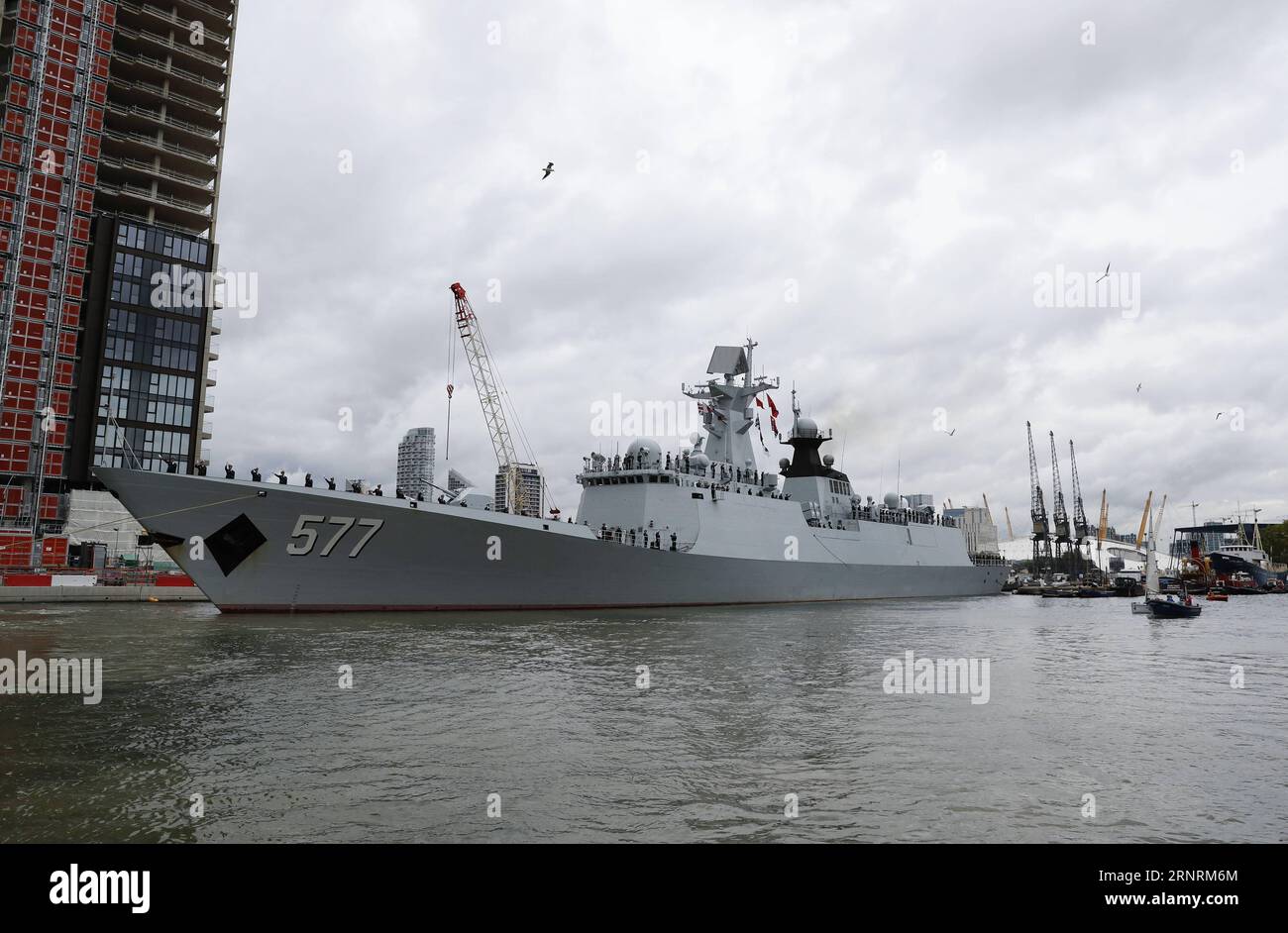 (171007) -- LONDRES, 7 octobre 2017 -- la frégate de missiles guidés Huanggang de la 26e flotte d escorte navale chinoise part des docks de l Inde occidentale à Canary Wharf, dans l est de Londres, en Grande-Bretagne, le 7 octobre 2017. La 26e flotte d'escorte navale de Chine a quitté d'ici samedi après une visite amicale de cinq jours en Grande-Bretagne. La flotte, composée des frégates de missiles guidés Huanggang et Yangzhou, et du navire de ravitaillement complet Gaoyouhu, a fait escale mardi au Canary Wharf dans l'est de Londres, la troisième étape de son voyage mondial après avoir terminé sa mission d'escorte en août dans le golfe d'Aden et les eaux somaliennes. BRITAIN-LOND Banque D'Images