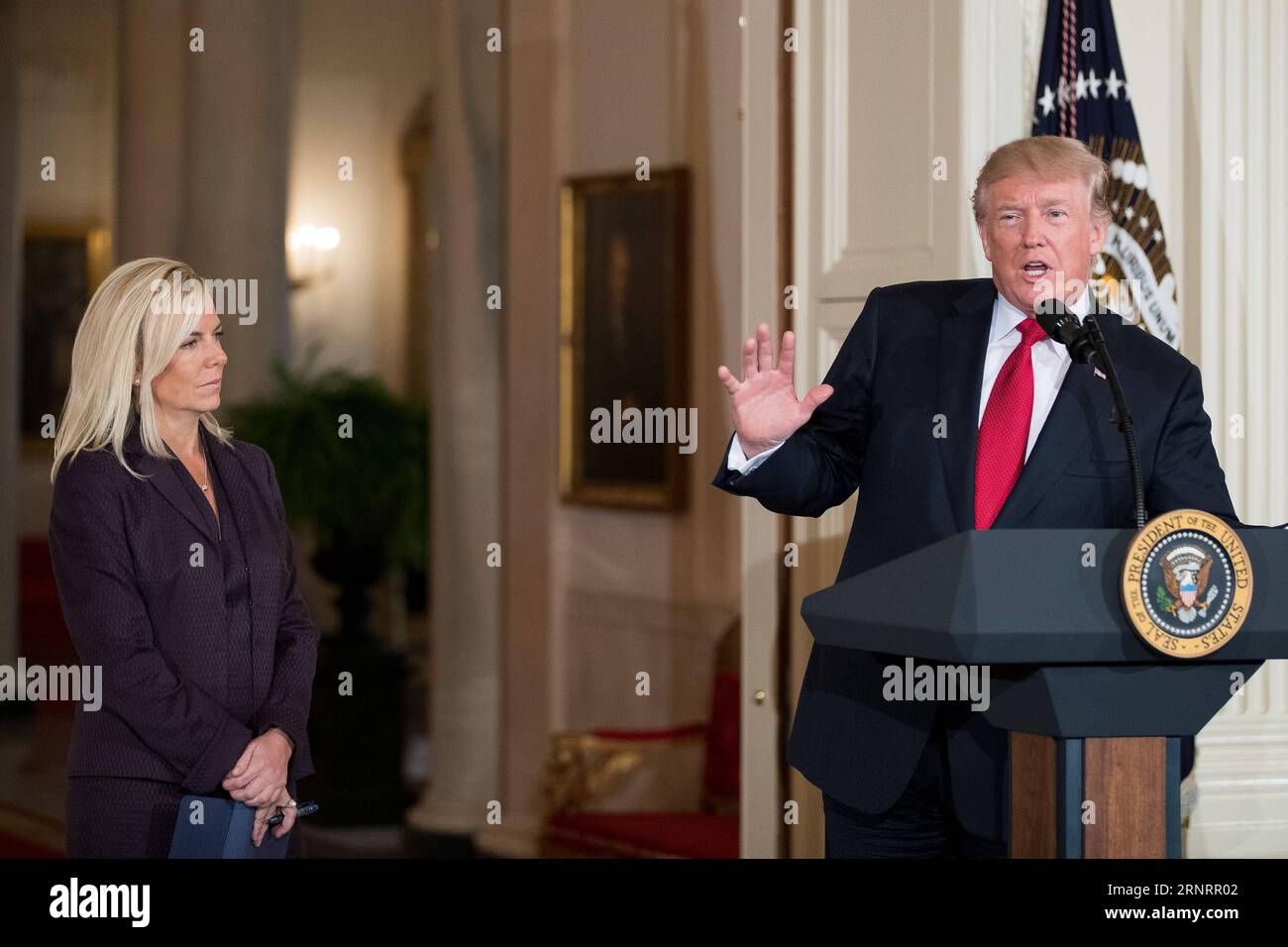 (171012) -- WASHINGTON, le 12 octobre 2017 -- le président américain Donald Trump (à droite) prend la parole lors de la présentation de Kirstjen Nielsen en tant que candidate au poste de secrétaire de la sécurité intérieure à la Maison Blanche à Washington D.C., aux États-Unis, le 12 octobre 2017. Trump a nommé mercredi Kirstjen Nielsen, une assistante du chef de cabinet de la Maison Blanche John Kelly, au poste de secrétaire de la sécurité intérieure. ÉTATS-UNIS-WASHINGTON D.C.-SÉCURITÉ INTÉRIEURE-SECRÉTAIRE-NOMINATION-KIRSTJEN NIELSEN TINGXSHEN PUBLICATIONXNOTXINXCHN Banque D'Images