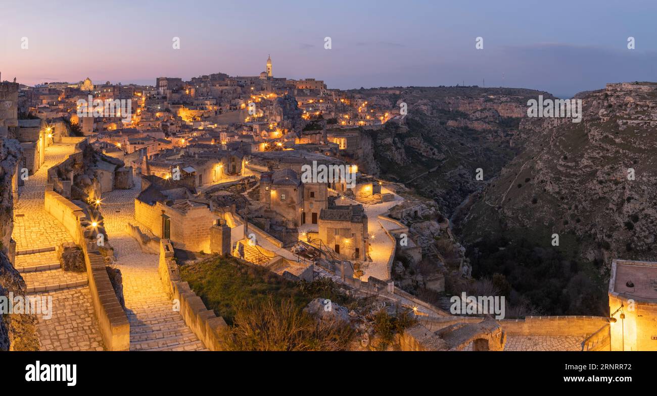 Matera - le paysage urbain au crépuscule. Banque D'Images
