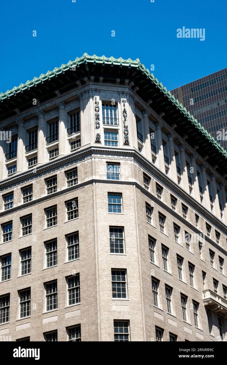 Le bâtiment emblématique Lord & Taylor de la Cinquième Avenue a été restauré, New York City, USA 2023 Banque D'Images