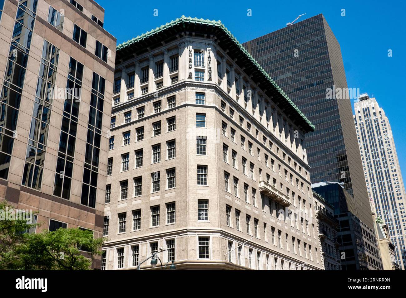 Le bâtiment emblématique Lord & Taylor de la Cinquième Avenue a été restauré, New York City, USA 2023 Banque D'Images