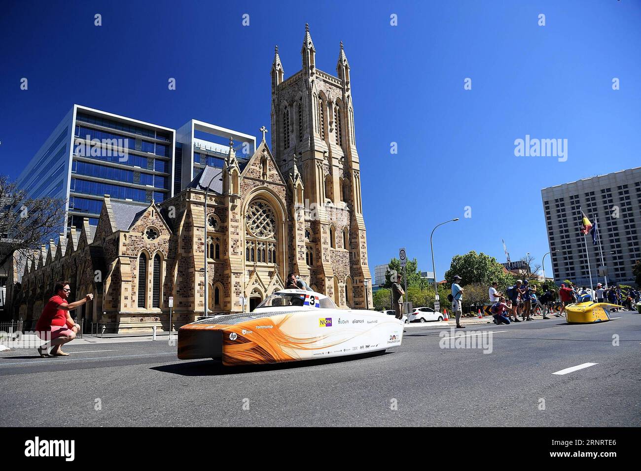 (171015) -- CANBERRA, le 15 octobre 2017 -- le véhicule solaire Nuna9 des pays-Bas, champion de la classe défi du hallenge, participe à un défilé de rue le dernier jour du hallenge à Adélaïde, en Australie, le 15 octobre 2017. Hallenge) (SP)AUSTRALIA-CANBERRA-2017 WORLD SOLAR CHALLENGE 2017xBridgestonexWorldxSolarxC PUBLICATIONxNOTxINxCHN Banque D'Images