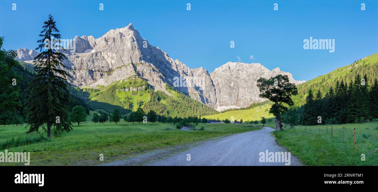 Le matin panorama des murs nord des montagnes Karwendel - murs de spitzkar et Grubenkar spitze d'Enger Tall - mur de Grosser Ahornboden Banque D'Images