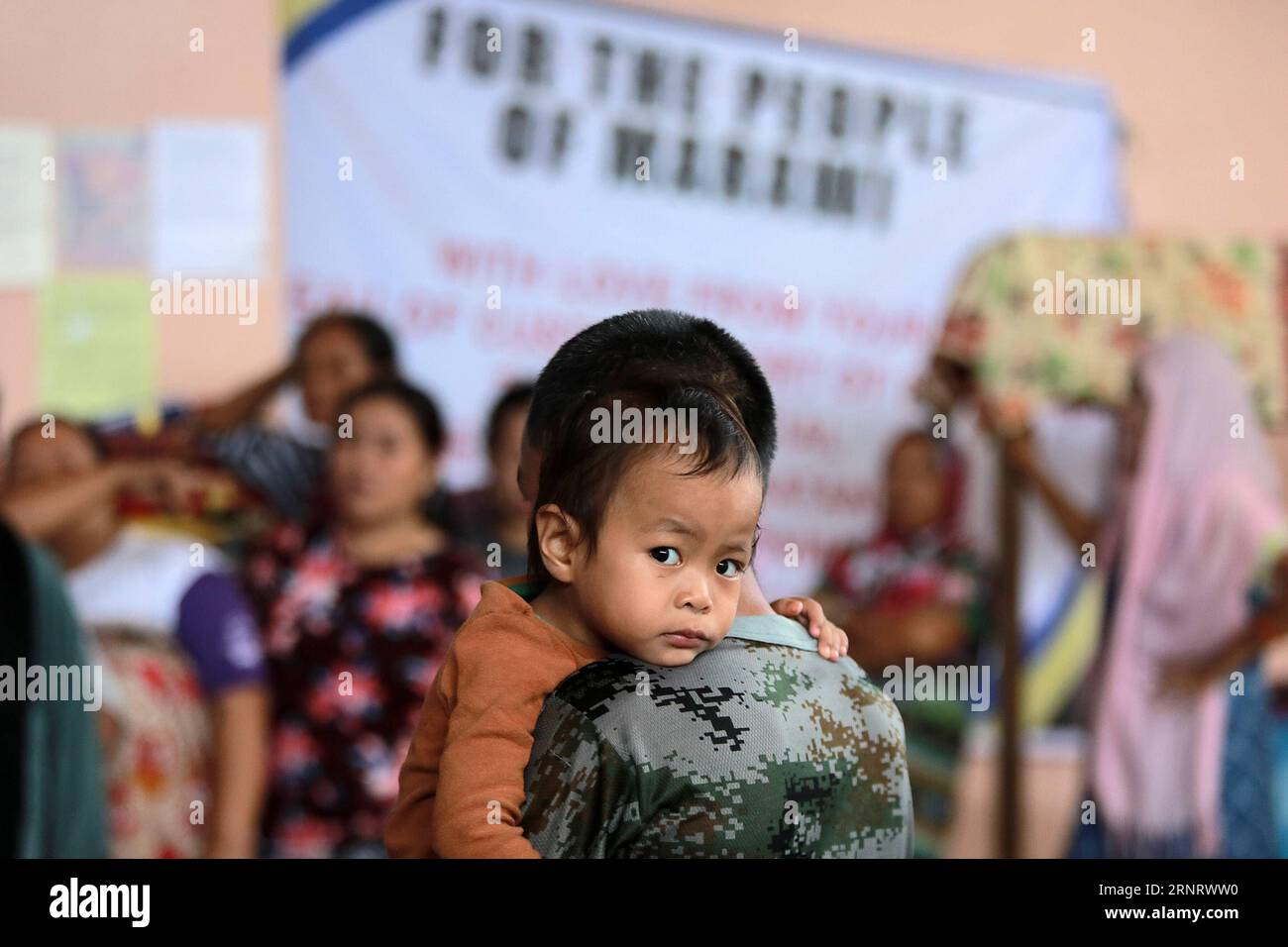 (171018) -- LANAO DEL NORTE, 18 octobre 2017 -- des résidents se réfugient dans un tribunal couvert transformé en centre d'évacuation dans la ville de Balo-i près de Marawi City, dans Lanao del Norte, Philippines, le 18 octobre 2017. Le président philippin Rodrigo Duterte a déclaré victoire sur les extrémistes liés à l’État islamique (EI) qui ont pris le contrôle de la ville de Marawi, dans le sud du pays, mettant fin à près de cinq mois de combats acharnés qui ont fait plus de 1 000 morts et déplacé des milliers de personnes. (lrz) PHILIPPINES-LANAO DEL NORTE-CENTRE D'ÉVACUATION DE GUERRE RouellexUmali PUBLICATIONxNOTxINxCHN Banque D'Images