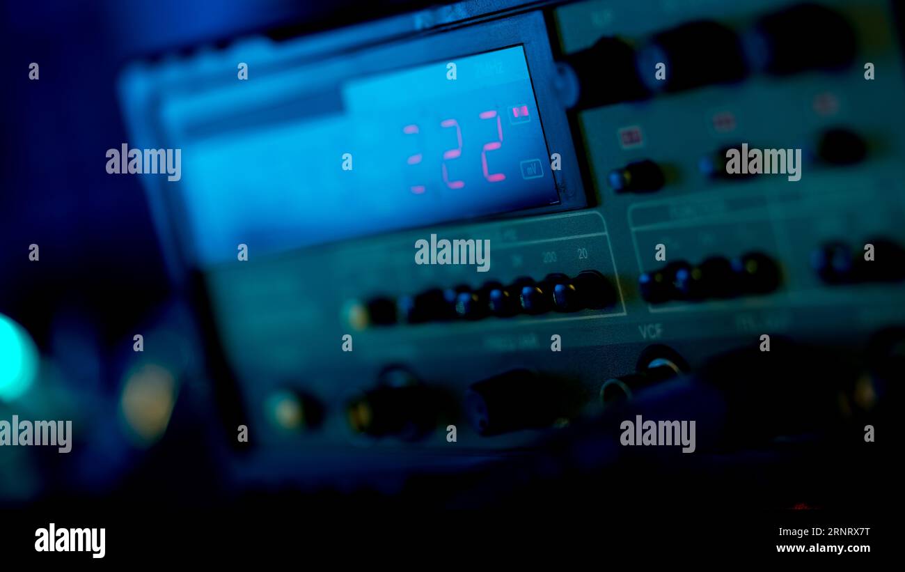Spectrophotomètre : en chimie analytique et en science des matériaux, les spectrophotomètres analysent l'absorption ou la transmission de la lumière par une substance. TH Banque D'Images