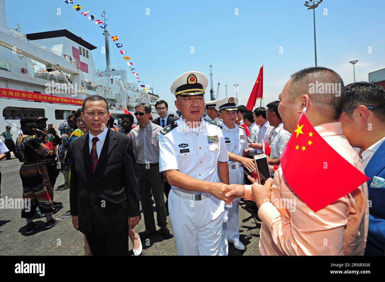 (171019) -- LUANDA, le 19 octobre 2017 -- le commandant du groupe opérationnel Peace Ark, navire-hôpital chinois, Guan Bailin (C) serre la main d'un représentant des Chinois d'outre-mer à Luanda, en Angola, le 19 octobre 2017. Le navire-hôpital de la marine chinoise Peace Ark est arrivé jeudi matin à Luanda, pour une mission de huit jours visant à fournir des services médicaux gratuits à la population locale. ANGOLA-LUANDA-MARINE CHINOISE-PEACE ARK-ARRIVÉE JIANGXSHAN PUBLICATIONXNOTXINXCHN Banque D'Images