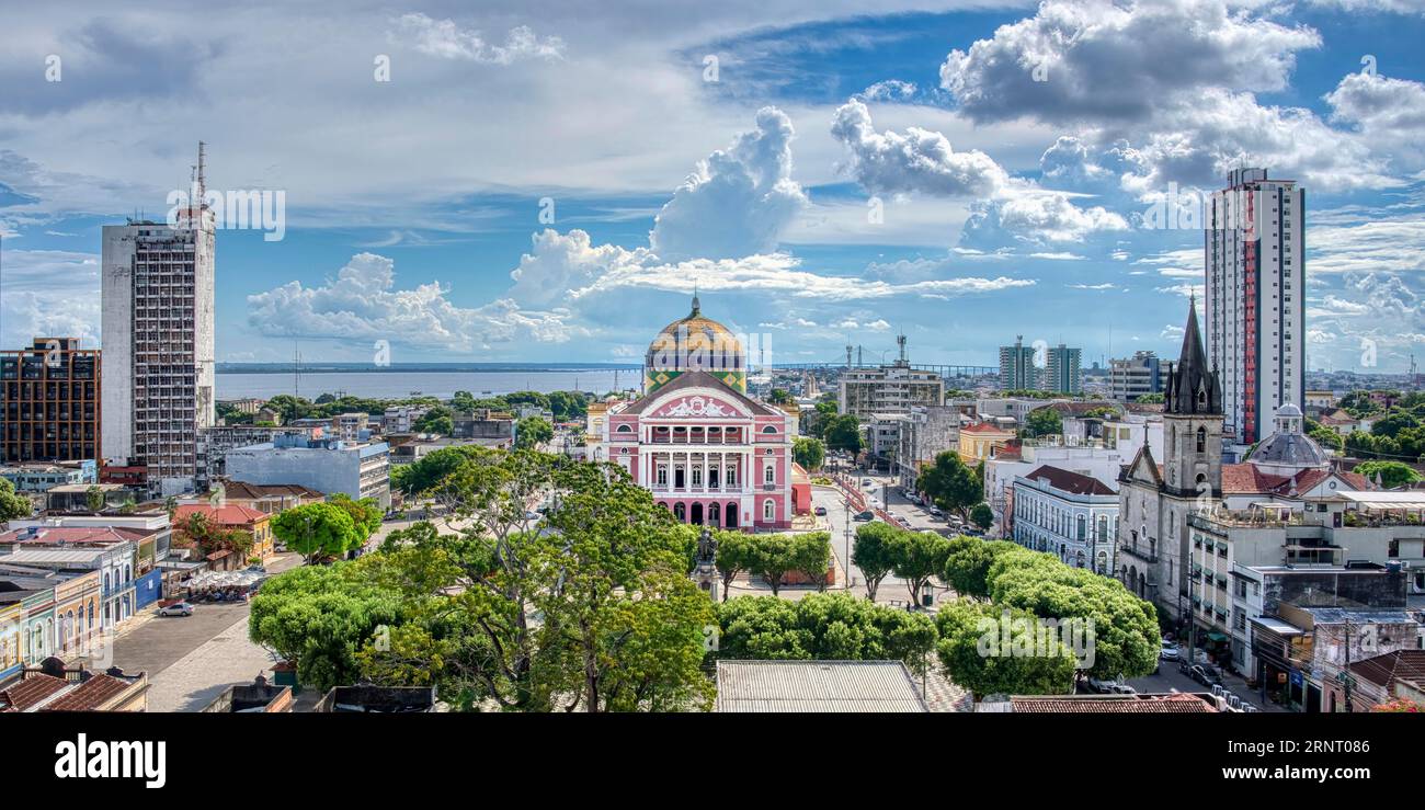 Vue sur Manaus et Belle Epoque Amazone Theatre, Manaus, Amazonie State, Brésil Banque D'Images