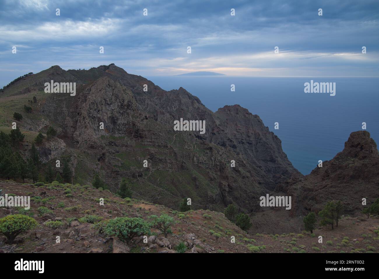 L'île d'El Hierro en arrière-plan vu de l'île de la Gomera. La isla de El Hierro al fondo vista desde la isla de la Gomera. Banque D'Images