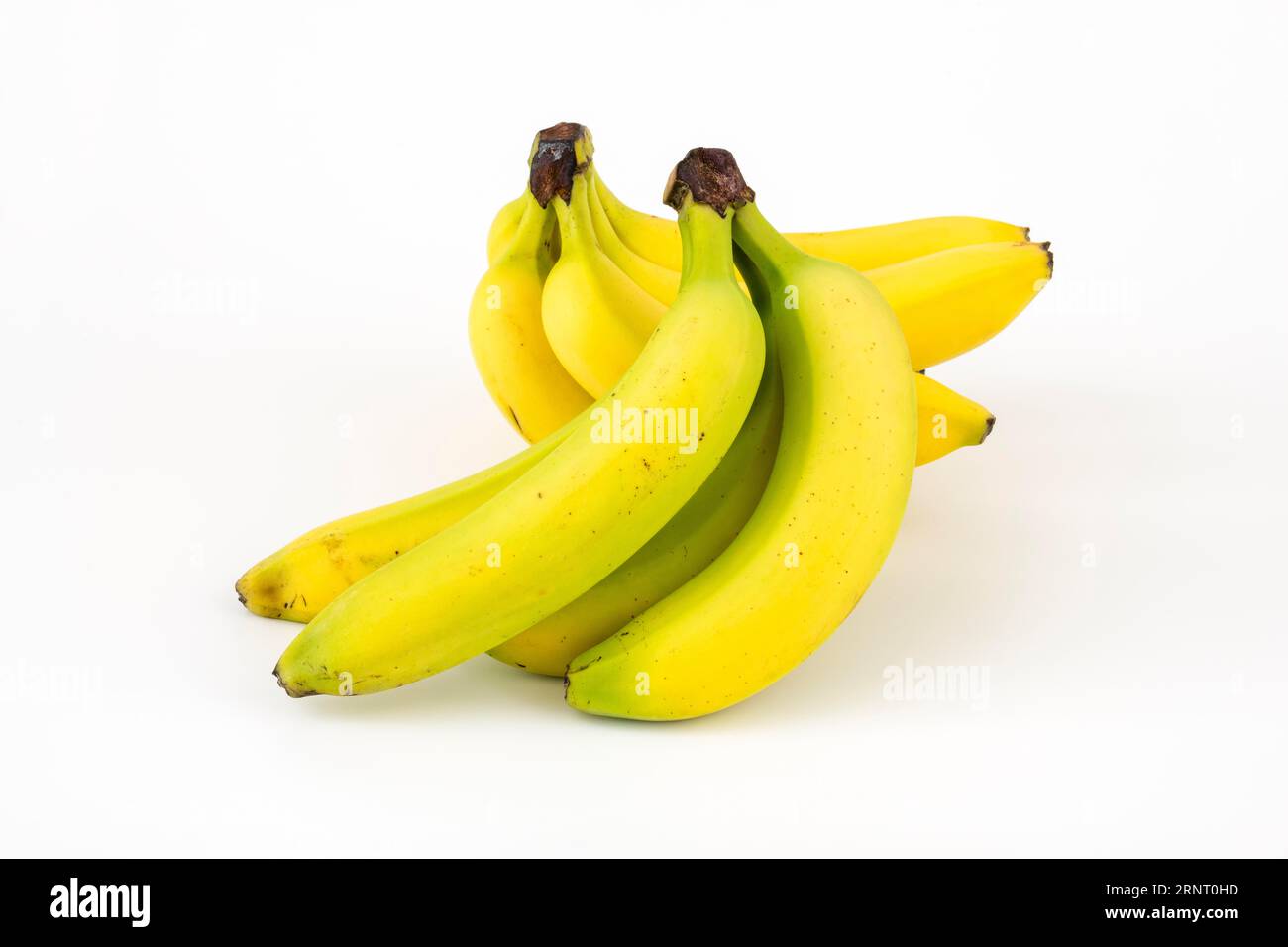 Bananes non mûres et mûres, photo studio, fond blanc, alimentation saine Banque D'Images