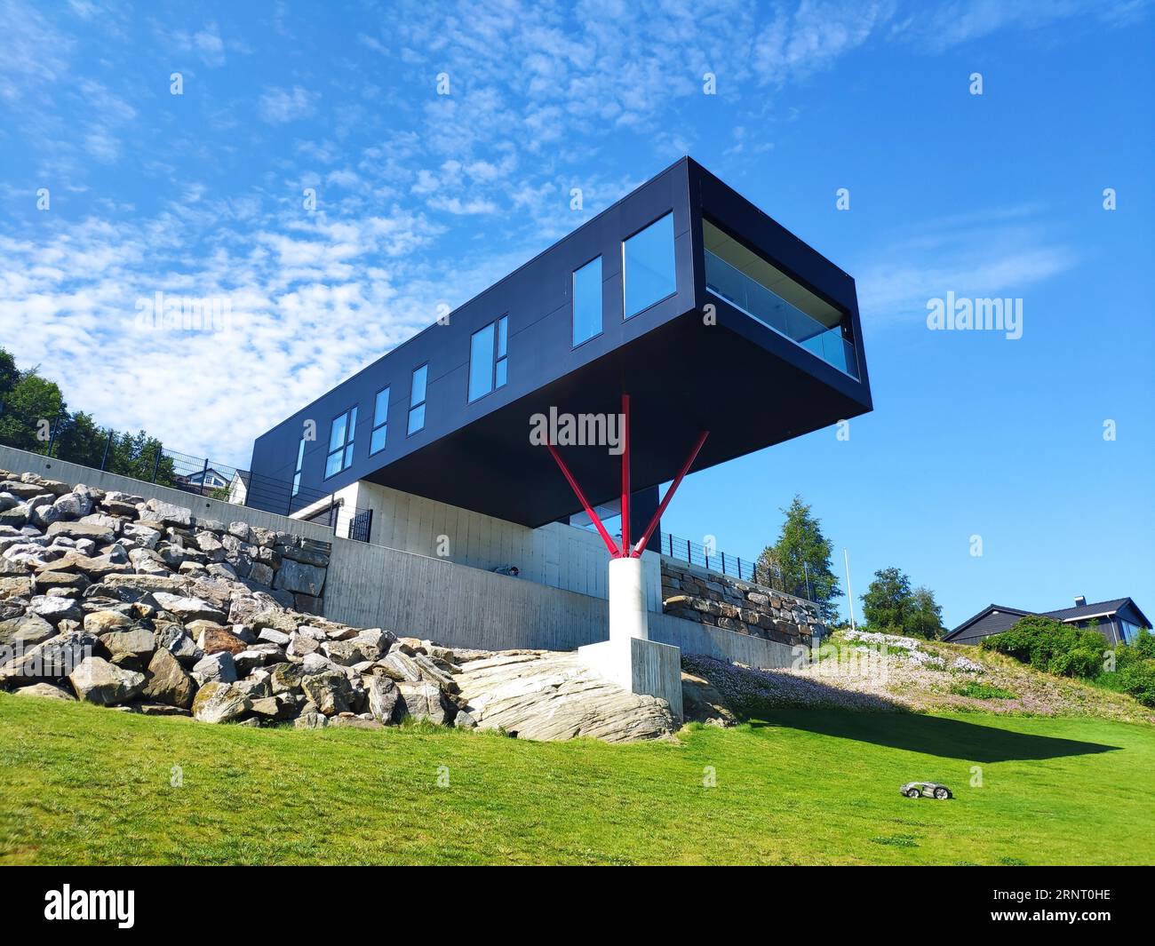 Immeuble résidentiel moderne à Dimmelsvik, Vestland, Norvège. Prairie, herbe, ciel bleu, village Banque D'Images