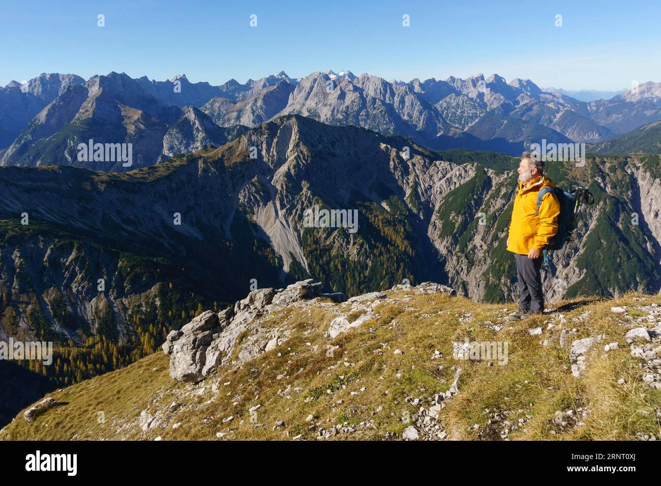 Randonneur, senior, 65, sur la Montscheinspitze, Mondscheinspitze, derrière Kompar, Falkengruppe et Karwendelhauptkette, Hinterriss, Alpenpark Karwendel Banque D'Images