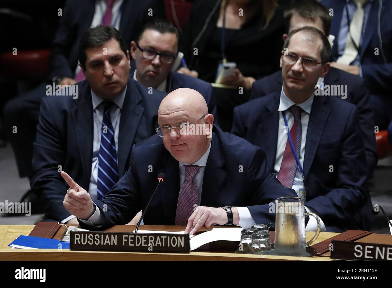 Bilder des Tages (171024) -- NATIONS UNIES, le 24 octobre 2017 -- l'ambassadeur de Russie aux Nations Unies, Vassily Nebenzia (C, front), s'adresse au Conseil de sécurité avant d'opposer son veto à un projet de résolution du Conseil de sécurité au siège de l'ONU à New York, le 24 octobre 2017. La Russie a opposé mardi son veto à un projet de résolution du Conseil de sécurité qui aurait renouvelé pour une année supplémentaire le mandat du mécanisme d'enquête conjoint (JIM) des Nations Unies et de l'Organisation pour l'interdiction des armes chimiques pour l'utilisation d'armes chimiques en Syrie.) ONU-CONSEIL DE SÉCURITÉ-SYRIE-ARME CHIMIQUE Banque D'Images
