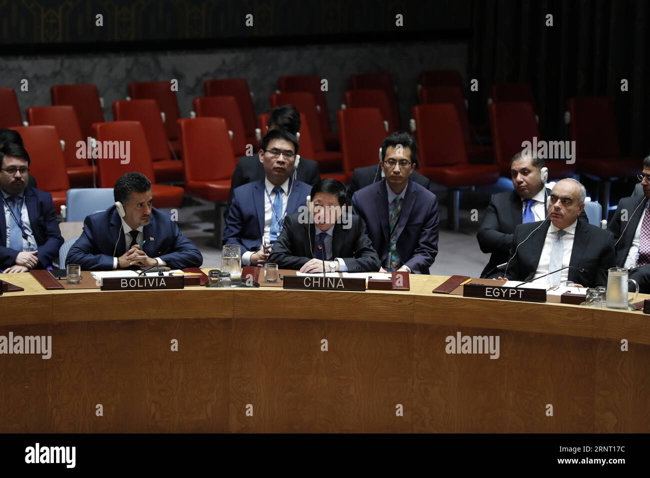 (171024) -- NATIONS UNIES, 24 octobre 2017 -- Wu Haitao (C, front), chargé d'affaires à la mission permanente chinoise auprès des Nations Unies, s'adresse au Conseil de sécurité au siège de l'ONU à New York, le 24 octobre 2017. La Russie a opposé mardi son veto à un projet de résolution du Conseil de sécurité qui aurait renouvelé pour une année supplémentaire le mandat du mécanisme d'enquête conjoint (JIM) des Nations Unies et de l'Organisation pour l'interdiction des armes chimiques pour l'utilisation d'armes chimiques en Syrie.) ONU-CONSEIL DE SÉCURITÉ-SYRIE-ARMES CHIMIQUES LIXMUZI PUBLICATIONXNOTXINXCHN Banque D'Images