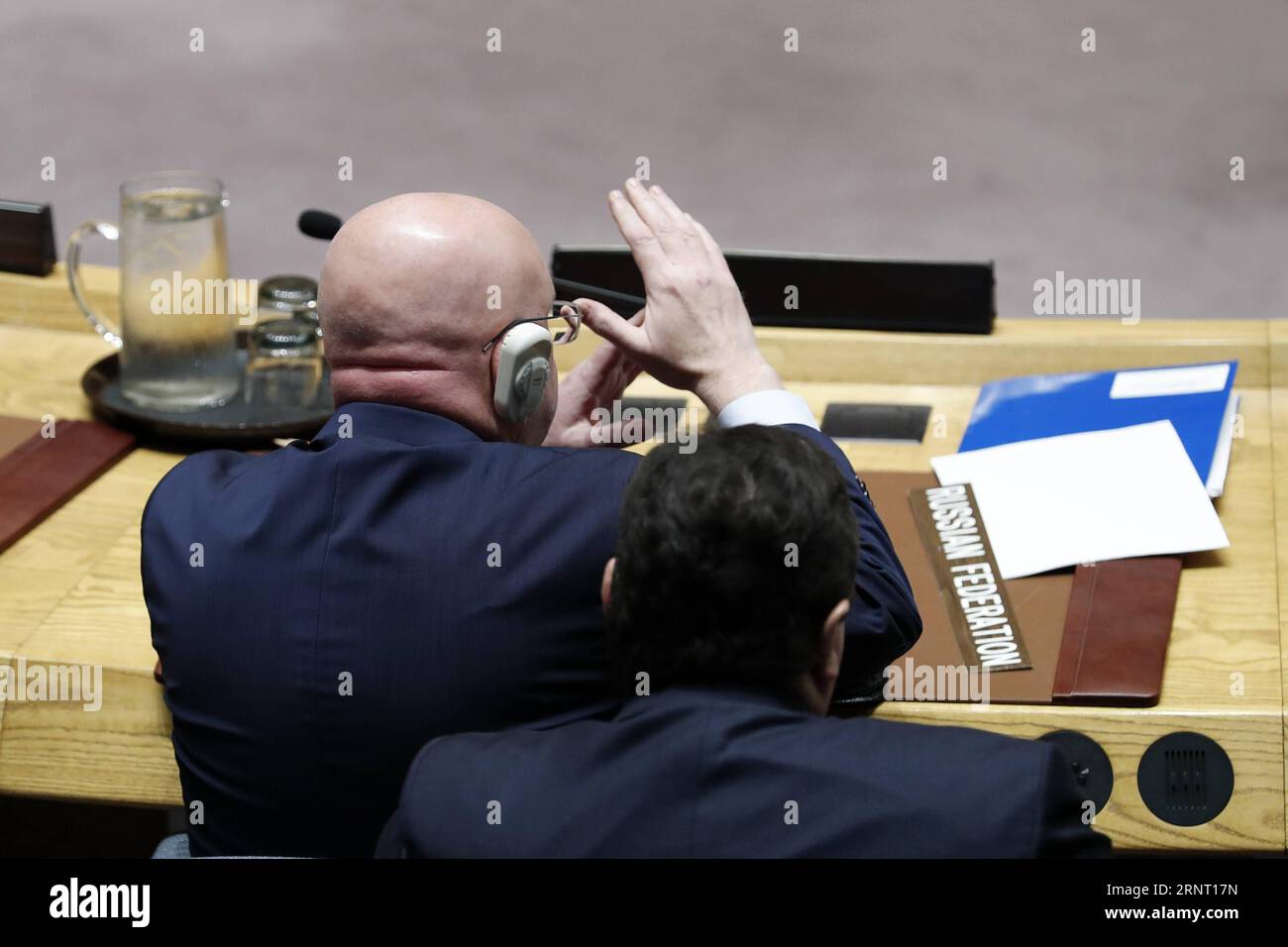 (171024) -- NATIONS UNIES, 24 octobre 2017 -- l'ambassadrice de Russie aux Nations Unies, Vassily Nebenzia, a pris la parole lors d'une réunion du Conseil de sécurité au siège des Nations Unies à New York, le 24 octobre 2017. La Russie a opposé mardi son veto à un projet de résolution du Conseil de sécurité qui aurait renouvelé pour une année supplémentaire le mandat du mécanisme d'enquête conjoint (JIM) des Nations Unies et de l'Organisation pour l'interdiction des armes chimiques pour l'utilisation d'armes chimiques en Syrie.) ONU-CONSEIL DE SÉCURITÉ-SYRIE-ARMES CHIMIQUES LIXMUZI PUBLICATIONXNOTXINXCHN Banque D'Images