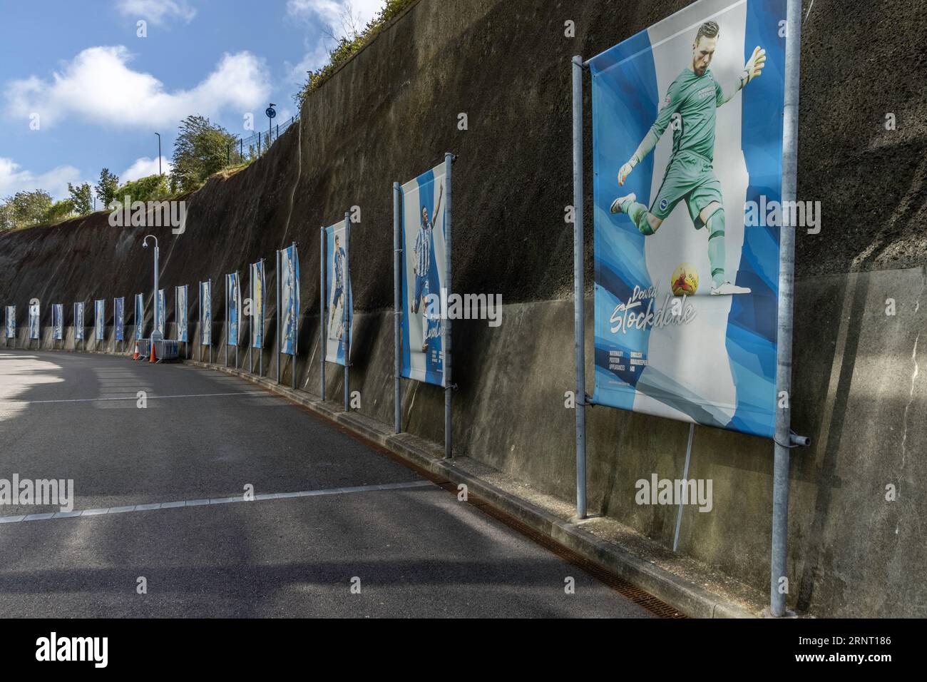 Bannières des footballeurs de Brighton et Hove entourant une partie du périmètre du stade Amex à Falmer dans le Sussex Banque D'Images Bannières des footballeurs de Brighton et Hove entourant une partie du périmètre du stade Amex à Falmer dans le Sussex Banque D'Images