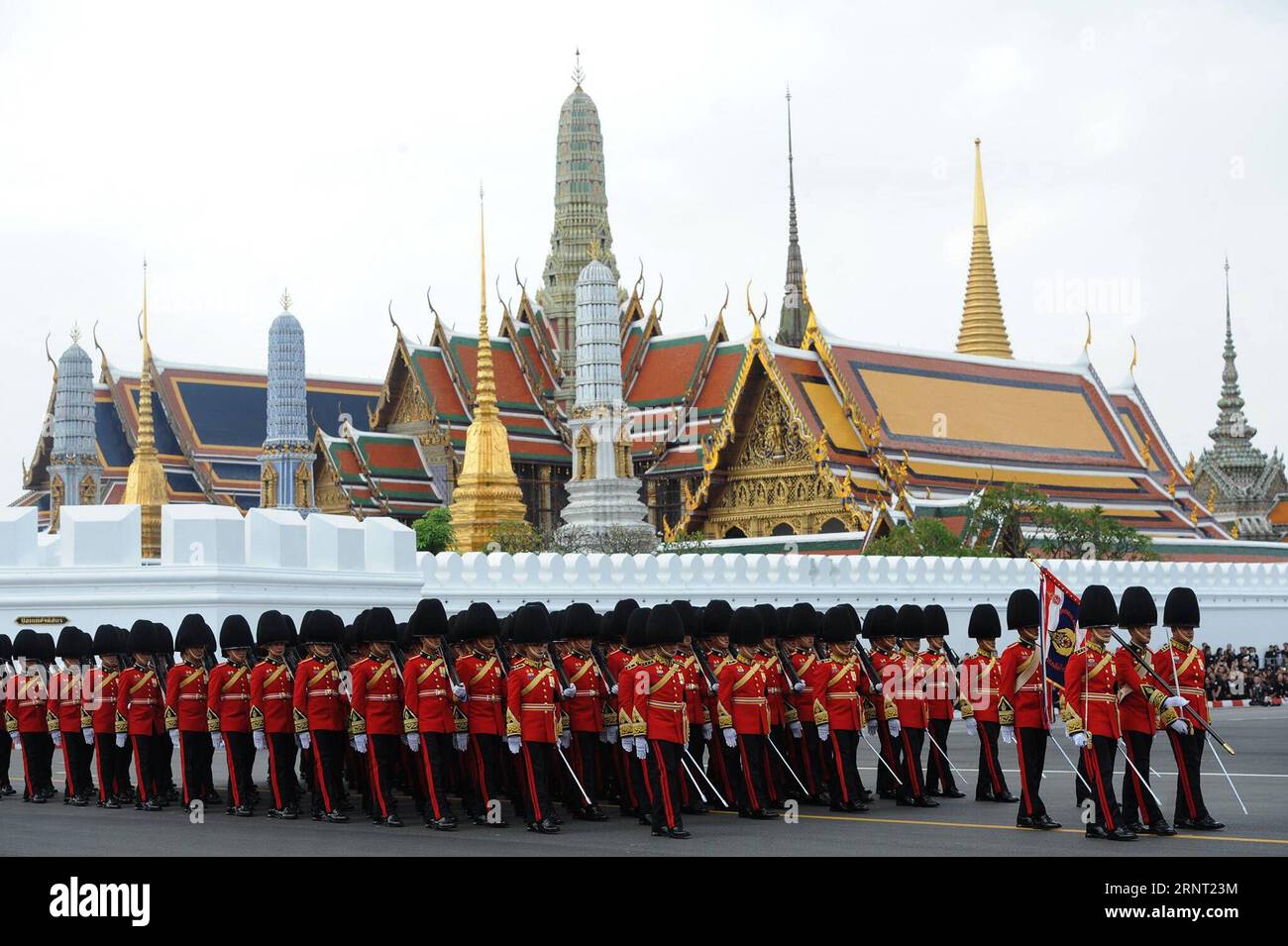 (171026) -- BANGKOK, 26 octobre 2017 -- les gardes royales défilent lors de la procession funéraire du défunt Roi Bhumibol Adulyadej avant la cérémonie de crémation royale à Bangkok, Thaïlande, le 26 octobre 2017.) (Zjy) THAÏLANDE-BANGKOK-KING-BHUMIBOL-CRÉMATION RachenxSageamsak PUBLICATIONxNOTxINxCHN Banque D'Images