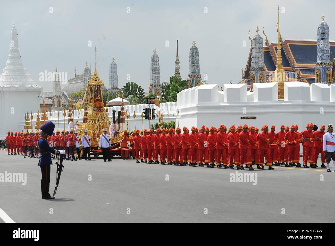 (171026) -- BANGKOK, le 26 octobre 2017 -- le Patriarche Suprême participe à la procession funéraire du défunt Roi Bhumibol Adulyadej à Bangkok, Thaïlande, le 26 octobre 2017.) (Zjy) THAÏLANDE-BANGKOK-KING-BHUMIBOL-CRÉMATION RachenxSageamsak PUBLICATIONxNOTxINxCHN Banque D'Images