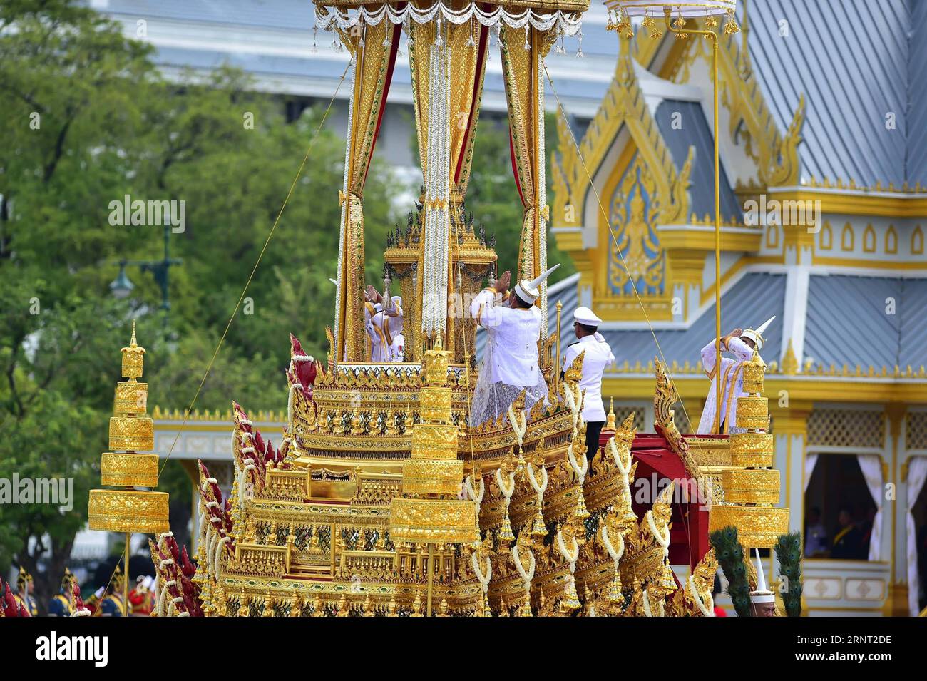 (171026) -- BANGKOK, 26 octobre 2017 -- l'urne royale du défunt roi de Thaïlande Bhumibol Adulyadej est transportée avant la cérémonie de crémation royale à Bangkok, Thaïlande, le 26 octobre 2017.) (Zjy) THAÏLANDE-BANGKOK-KING-BHUMIBOL-CRÉMATION LixMangmang PUBLICATIONxNOTxINxCHN Banque D'Images