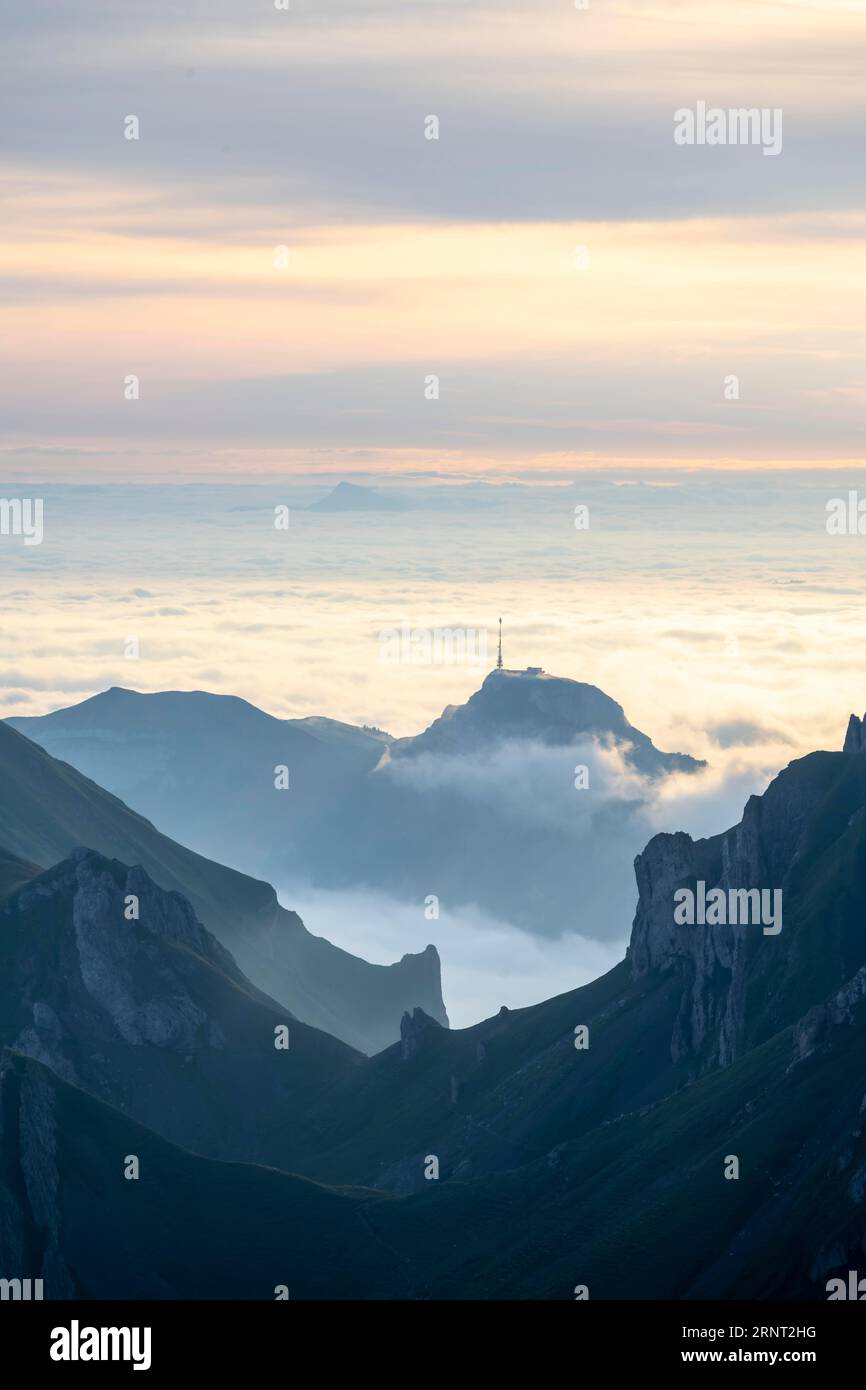 Hoher Kasten au lever du soleil, haut brouillard dans la vallée, vue de Saentis, Appenzell Ausserrhoden, Alpes Appenzell, Suisse Banque D'Images