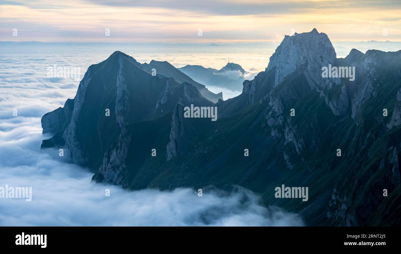 Hoher Kasten et les montagnes au lever du soleil, haut brouillard dans la vallée, vue de Saentis, Appenzell Ausserrhoden, Alpes Appenzell, Suisse Banque D'Images