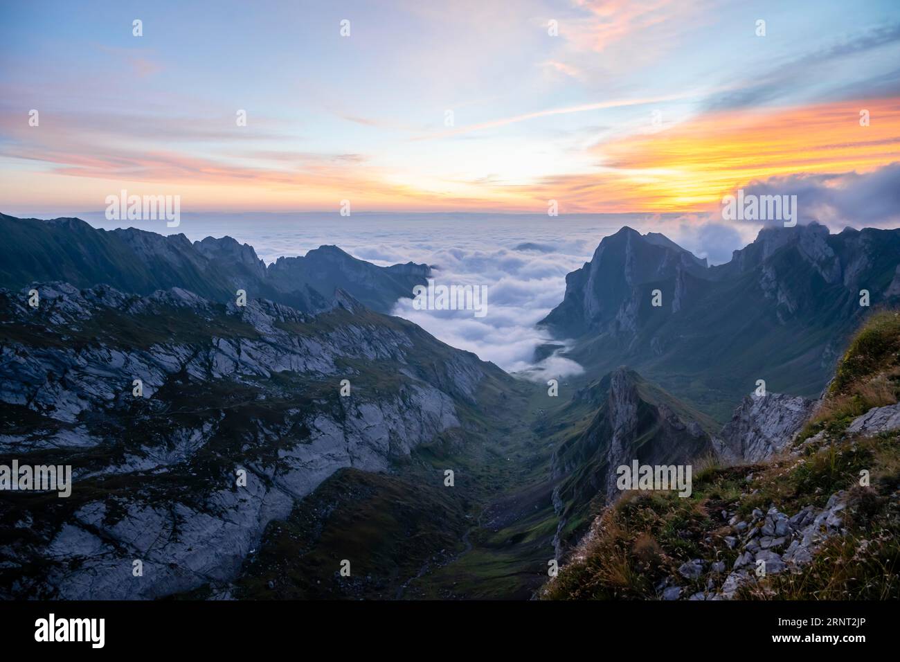 Vue sur les montagnes de Saentis dans la vallée de Meglisalp au lever du soleil, haut brouillard dans la vallée, Saentis, Appenzell Ausserrhoden, Alpes Appenzell Banque D'Images