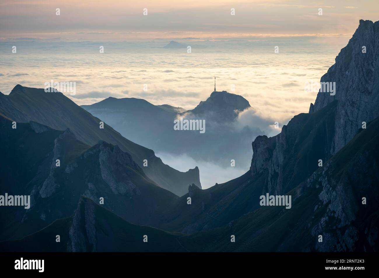 Hoher Kasten et les montagnes au lever du soleil, haut brouillard dans la vallée, vue de Saentis, Appenzell Ausserrhoden, Alpes Appenzell, Suisse Banque D'Images