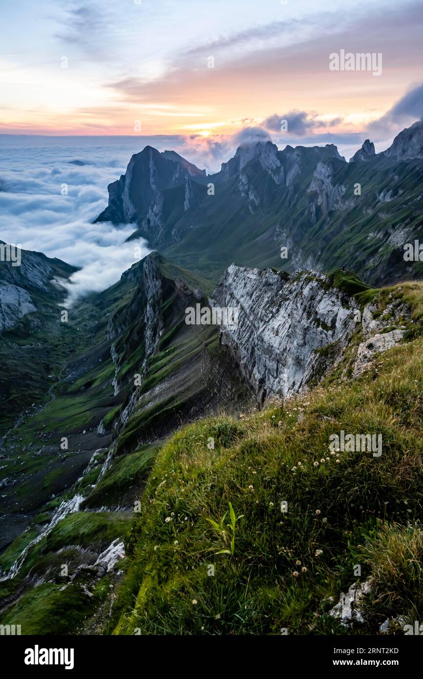 Vue sur les montagnes de Saentis dans la vallée de Meglisalp au lever du soleil, haut brouillard dans la vallée, Saentis, Appenzell Ausserrhoden, Alpes Appenzell Banque D'Images