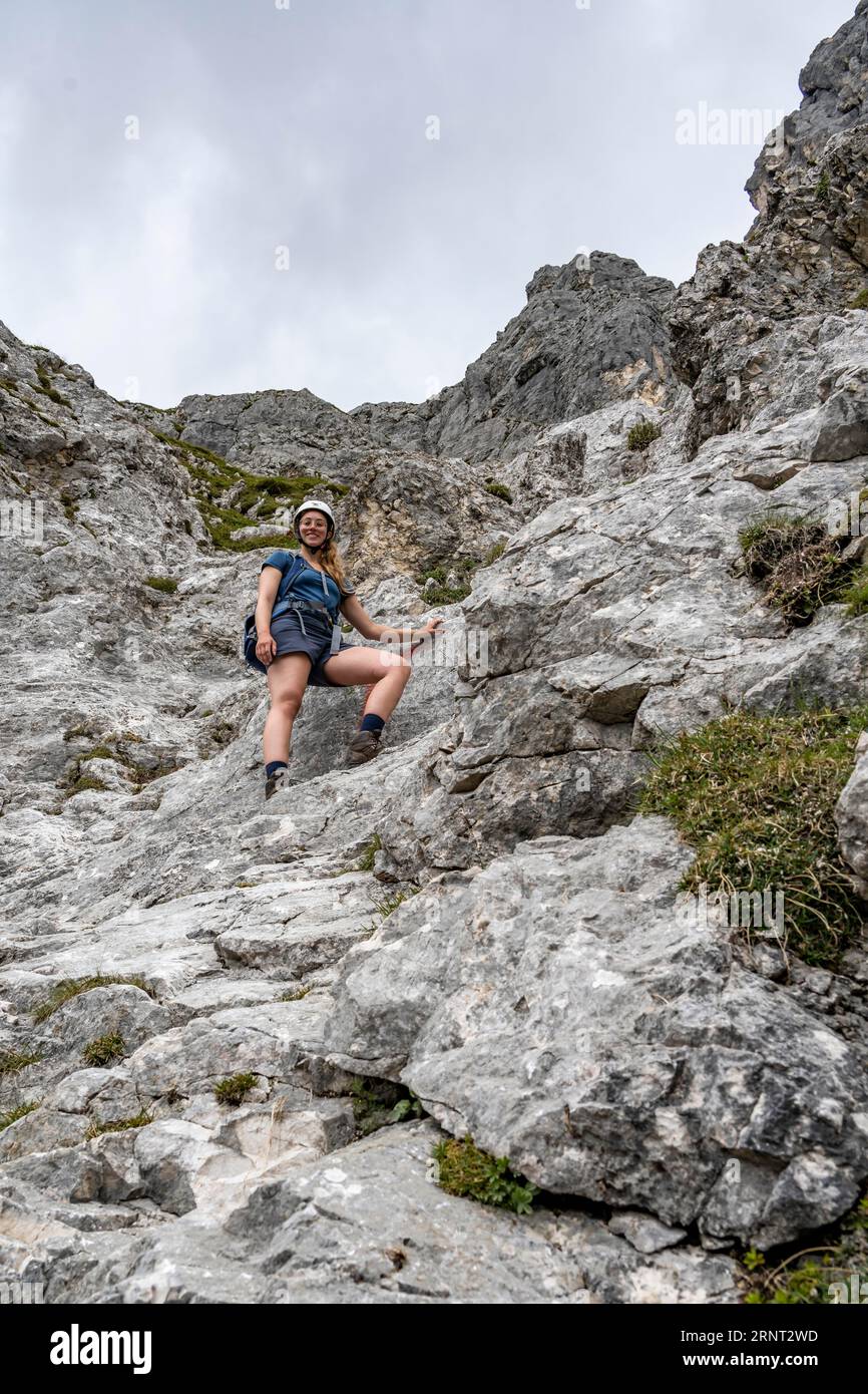 Alpiniste sur la montée abrupte vers Waxenstein, montagnes de Wetterstein, Garmisch-Patenkirchen, Bavière, Allemagne Banque D'Images