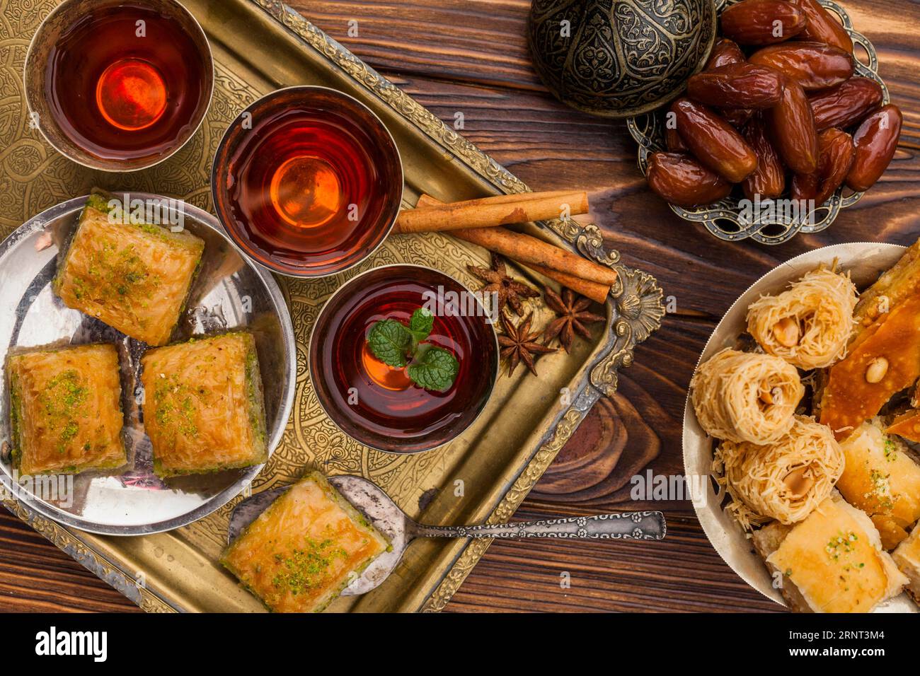 Soucoupe de dattes sèches près des tasses thé plateau desserts turcs Banque D'Images