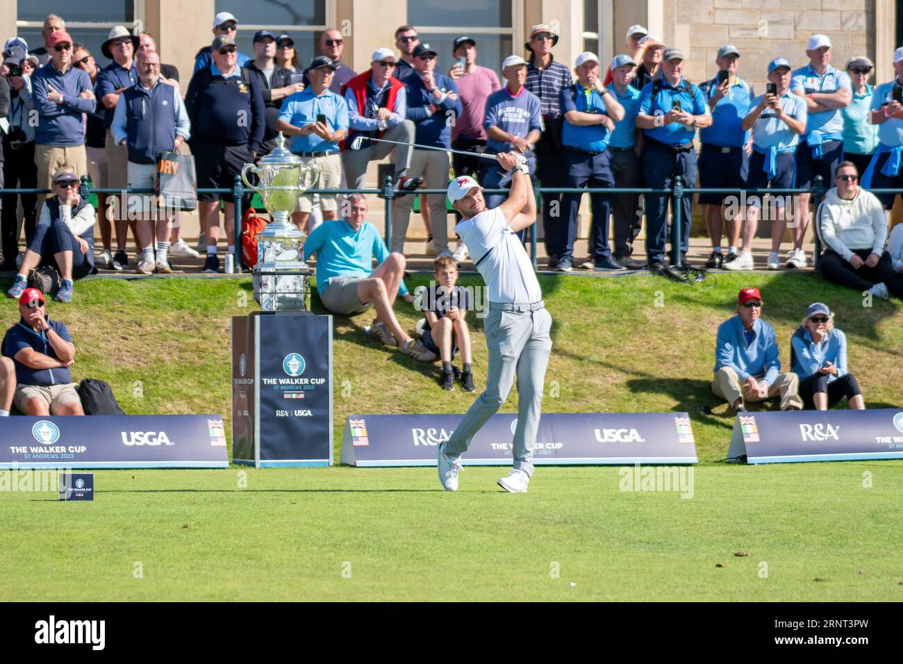 St Andrews, Écosse. 2 septembre 2023. L'Irlandais Alex Maguire fait ses débuts sur le 1e trou de l'Old course lors de la première ronde de matchs en simple à la Walker Cup 2023. Banque D'Images