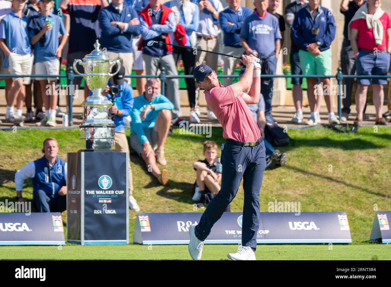 St Andrews, Écosse. 2 septembre 2023. Nick Dunlap, de l'équipe des États-Unis, s'éloigne sur le 1e trou de l'Old course lors de la première ronde de matchs en simple à la Walker Cup 2023. Banque D'Images