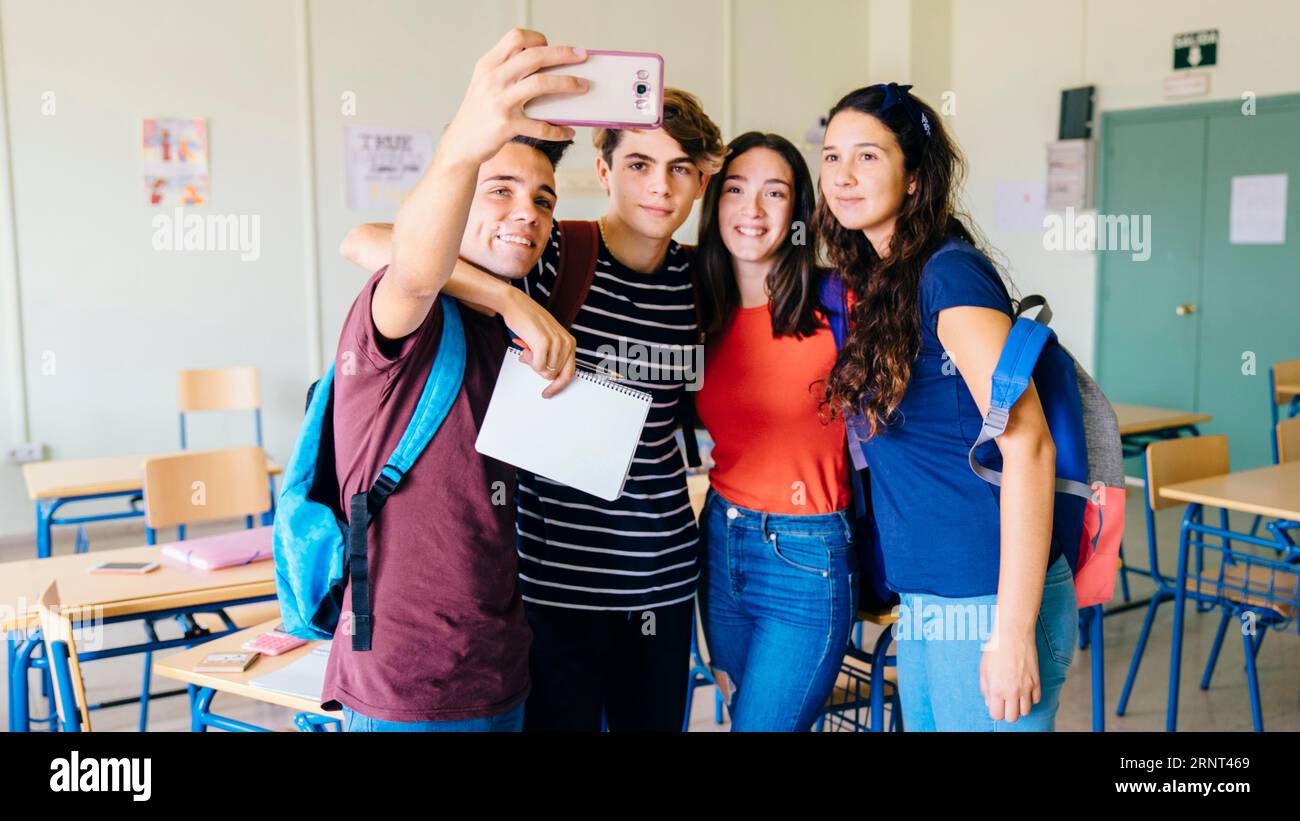 Groupes d'amis prenant des selfies en classe Banque D'Images