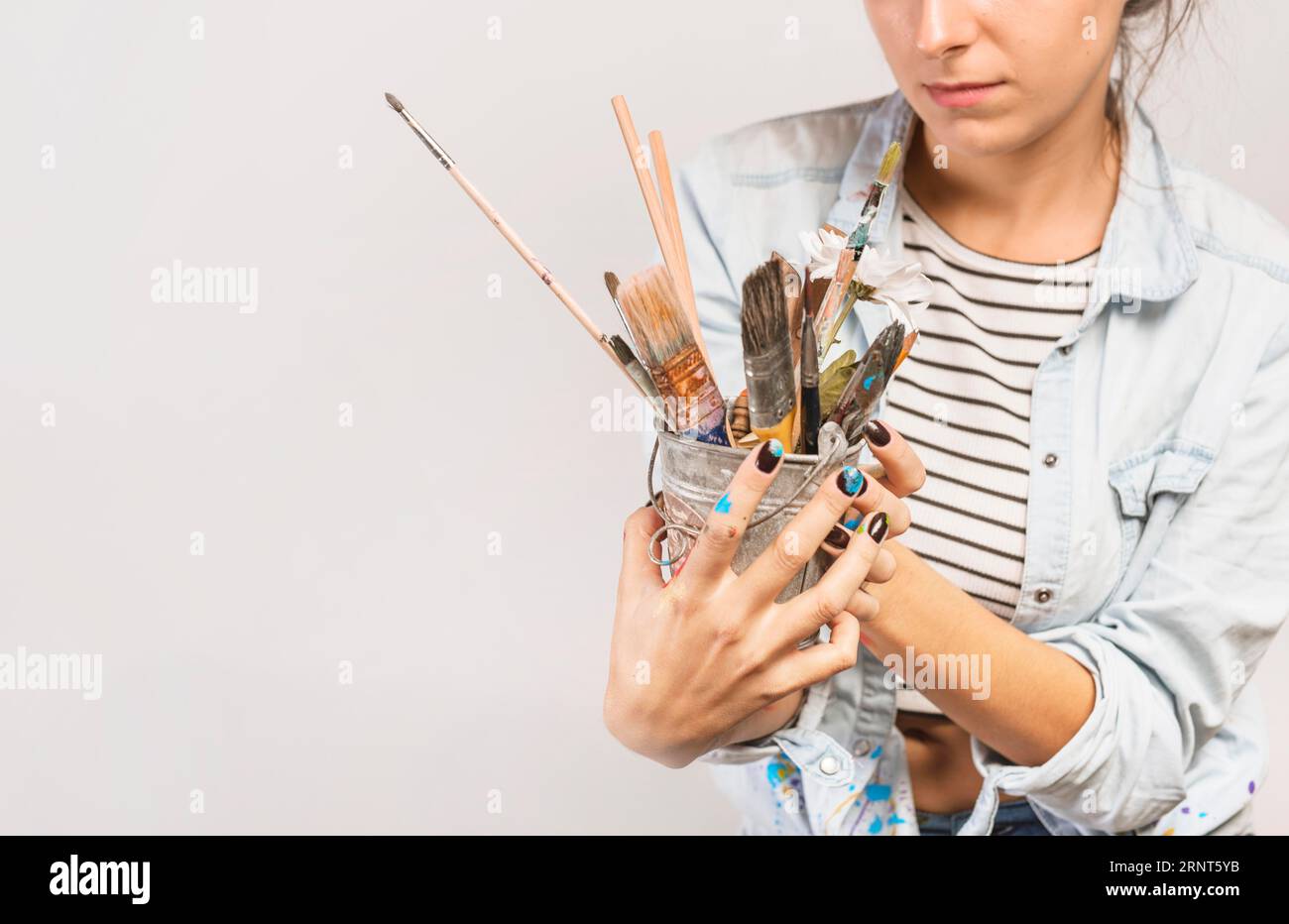 Portrait artiste féminine avec pinceaux Banque D'Images