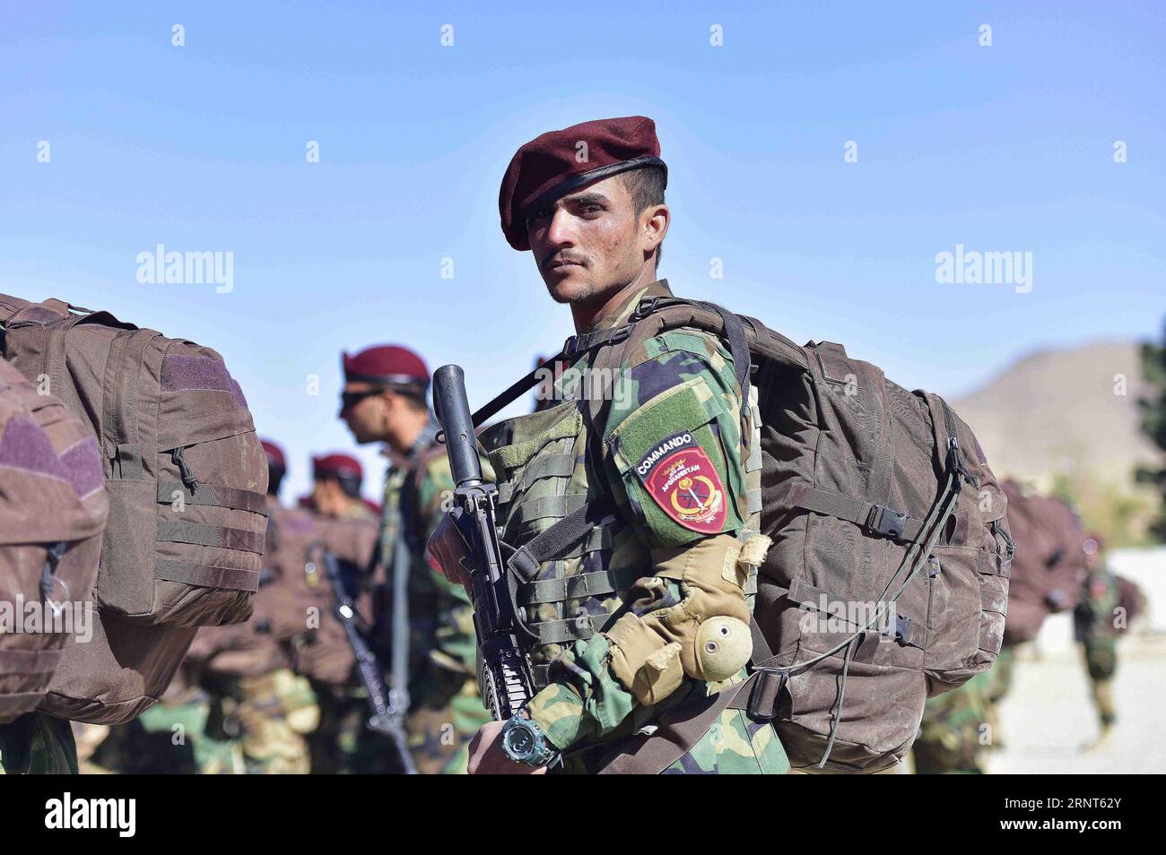 (171031) -- KABOUL, le 31 octobre 2017 -- Un soldat commando attend de recevoir une inspection au centre d'entraînement des commando de Morehead, près de Kaboul, Afghanistan, le 25 octobre 2017. Au total, 830 commandos, après avoir suivi un stage de formation de 14 semaines, ont récemment été envoyés à l ' Armée nationale afghane (ANA). (psw) AFGHANISTAN-KABOUL-MOREHEAD COMMANDO TRAINING CENTER DaixHe PUBLICATIONxNOTxINxCHN Banque D'Images