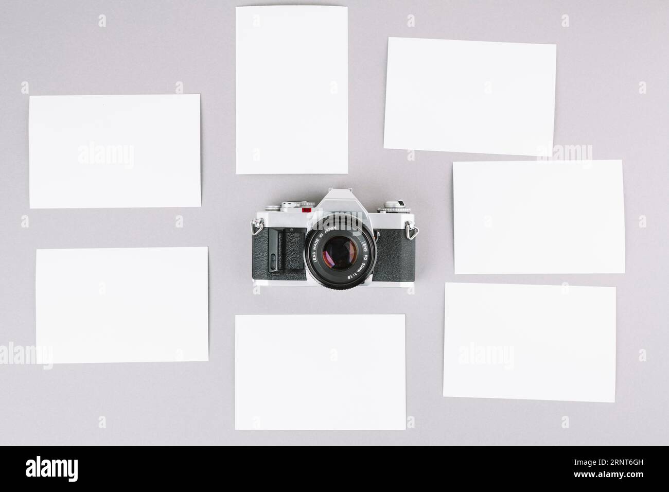 Caméra de vue de dessus entourée de papiers Banque D'Images