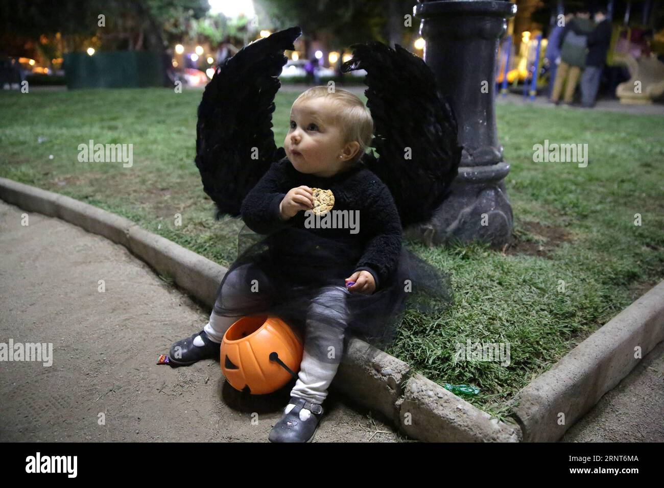 (171101) -- SANTIAGO, le 1 novembre 2017 -- Un enfant participe à la célébration annuelle de l'Halloween à Santiago, Chili, le 31 octobre 2017.) (gj) CHILI-SANTIAGO-HALLOWEEN WangxPei PUBLICATIONxNOTxINxCHN Banque D'Images