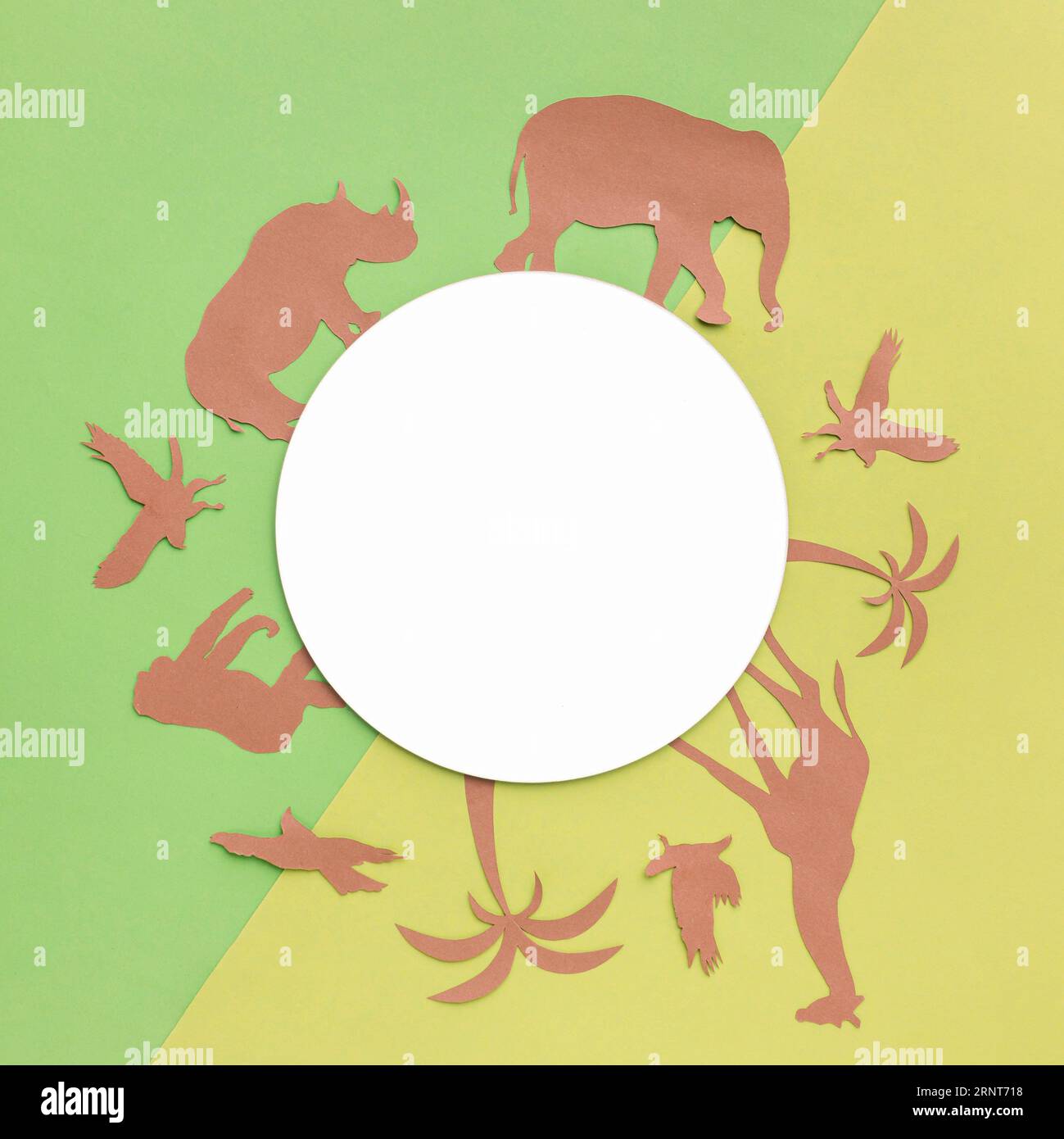 Vue de dessus animaux en papier avec jour d'animal cercle noir Banque D'Images