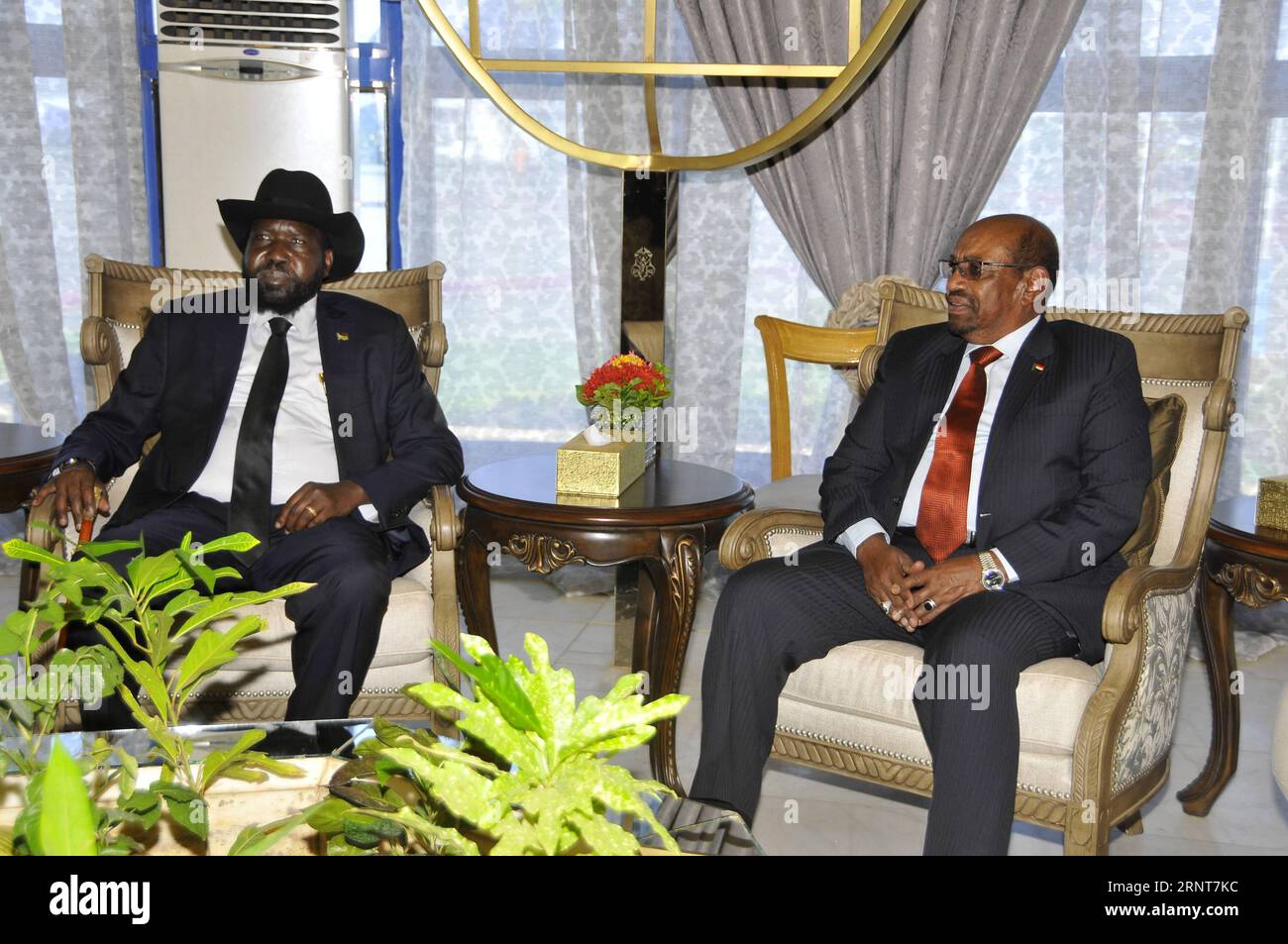 (171101) -- KHARTOUM, 1 novembre 2017 -- le président soudanais Omar al-Bashir (R) s'entretient avec son homologue sud-soudanais Salva Kiir Mayardit à Khartoum, Soudan, le 1 novembre 2017. Les présidents du Soudan et du Soudan du Sud ont promis mercredi de ne pas abriter ou soutenir un groupe armé opérant contre leurs gouvernements, réitérant leur engagement envers les accords signés par les deux parties. SOUDAN-KHARTOUM-SOUDAN DU SUD-PRÉSIDENT-VISITE MOHAMEDXKHIDIR PUBLICATIONXNOTXINXCHN Banque D'Images