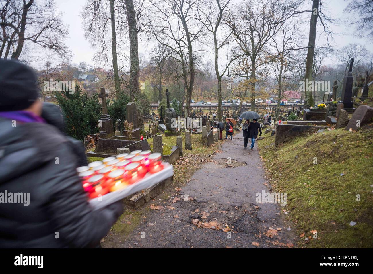 (171101) -- VILNIUS, 1 novembre 2017 -- visite du cimetière Rasos lors de la Toussaint Day à Vilnius, capitale de la Lituanie, le 1 novembre 2017. Les Lituaniens se rendent aux cimetières pendant la Toussaint Day pour prier pour les défunts. LITUANIE-VILNIUS-ALL SAINTS JOUR AlfredasxPliadis PUBLICATIONxNOTxINxCHN Banque D'Images