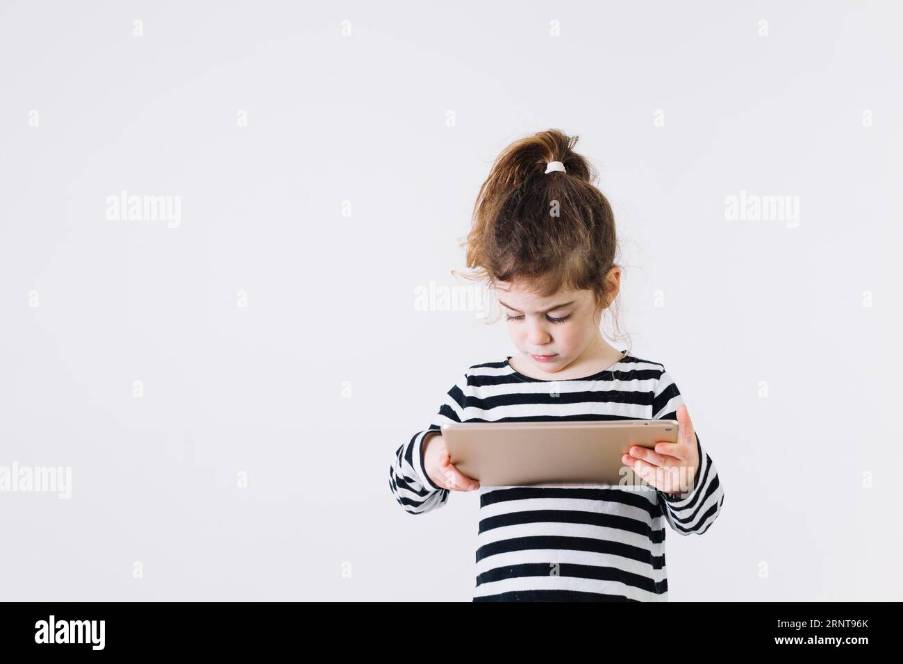 Fille focalisée utilisant la tablette Banque D'Images