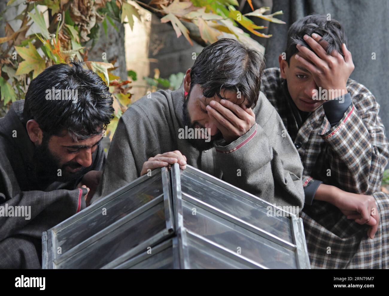 (171103) -- SRINAGAR, 3 novembre 2017 -- des gens grincent près du cercueil du chef de la branche jeunesse du parti Bharatiya Janata (BJP) au pouvoir en Inde, Gowhar Ahmad Bhat, lors de son cortège funèbre à Shopian, à 55 km au sud de la ville de Srinagar, capitale estivale du Cachemire contrôlé par les Indiens, le 3 novembre 2017. Un dirigeant de la branche jeunesse du parti Bharatiya Janata (BJP) au pouvoir en Inde a été retrouvé mort avec sa gorge tranchée dans le Cachemire réconfortant contrôlé par les Indiens, a déclaré vendredi la police. )(gj) KASHMIR-SRINAGAR-INDIA-BJP DIRIGEANT DE LA JEUNESSE TUANT JavedxDar PUBLICATIONxNOTxINxCHN Banque D'Images