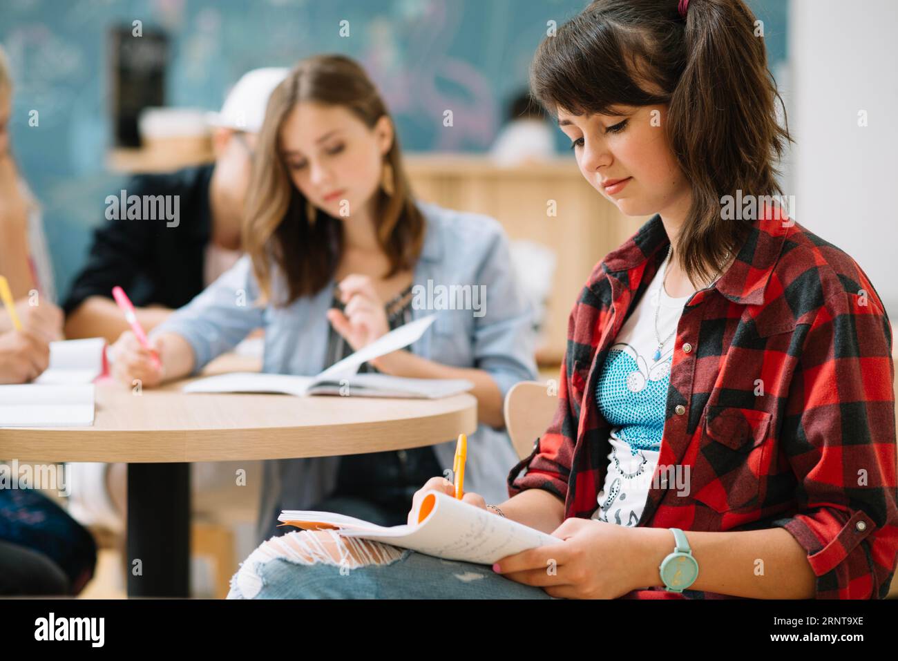 Fille assise étudiant Banque D'Images