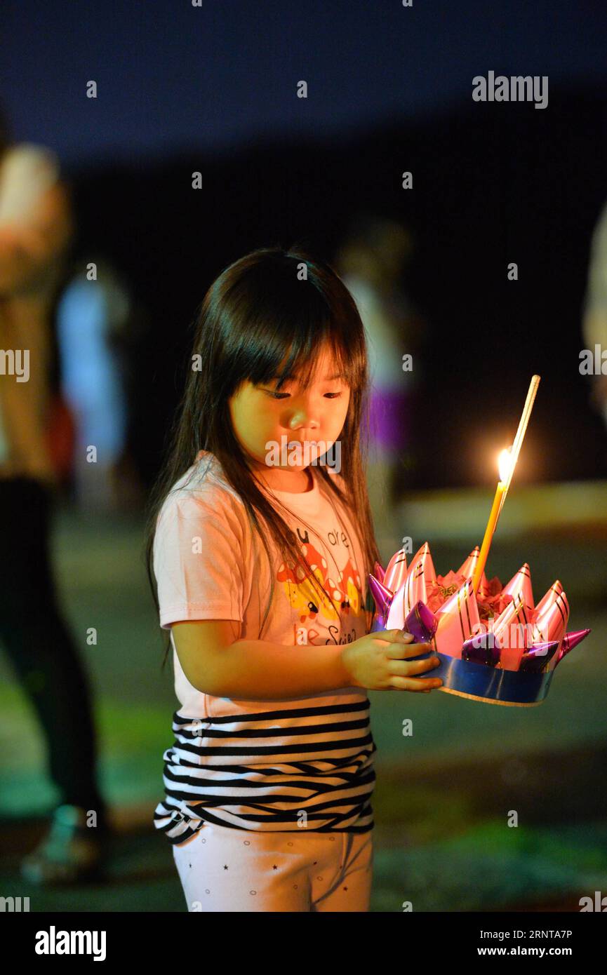 (171103) -- BANDAR SERI BEGAWAN , le 03 novembre 2017 -- Un enfant tient une lanterne à eau à Bandar Seri Begawan, capitale du Brunei, le 3 novembre 2017. Le Festival traditionnel de la Thaïlande Loi Krathong ou le Festival de l'eau est venu le vendredi. Environ 300 personnes, y compris les expatriés thaïlandais vivant à Brunei et quelques Brunéis ont libéré des lanternes d'eau pour la paix et la chance.) BRUNEI-BANDAR SERI BEGAWAN-THAÏLANDE-LANTERNE D'EAU JEFFREYXWONG PUBLICATIONXNOTXINXCHN Banque D'Images