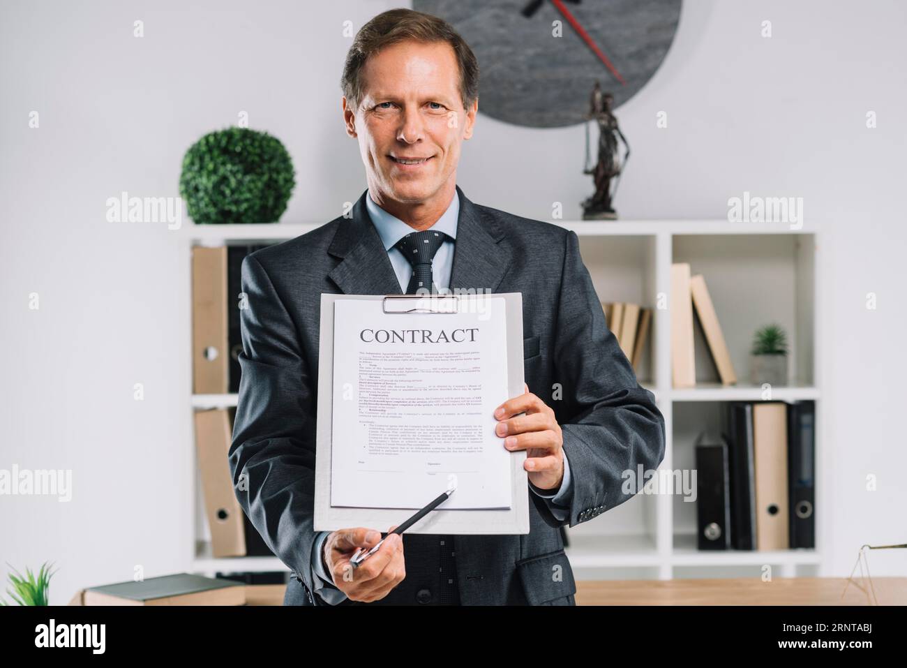 Avocat mature pointant la signature placez le document de contrat avec le stylo Banque D'Images