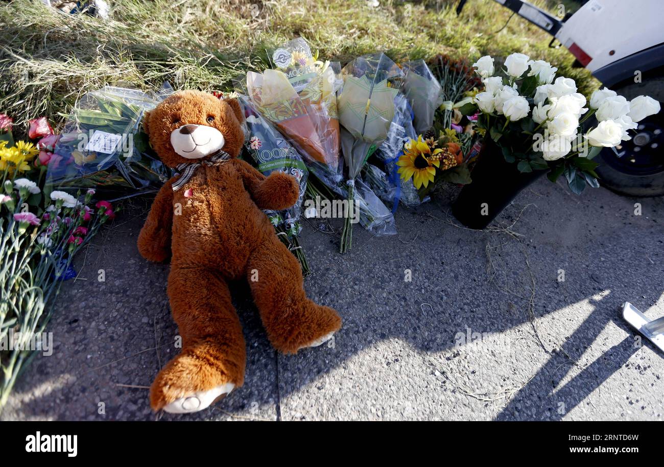 (171107) -- SUTHERLAND SPRINGS, 7 novembre 2017 -- des fleurs et des jouets sont placés sur le sol près du site d'une fusillade de masse à Sutherland Springs, dans l'État américain du Texas, le 6 novembre 2017. Au moins 26 personnes ont été tuées et beaucoup d'autres blessées dans le Texas la plus meurtrière fusillade dimanche matin dans une église de Sutherland Springs.) (Jmmn) U.S.-TEXAS-SUTHERLAND SPRINGS-CHURCH-SHOOTING LixYing PUBLICATIONxNOTxINxCHN Banque D'Images