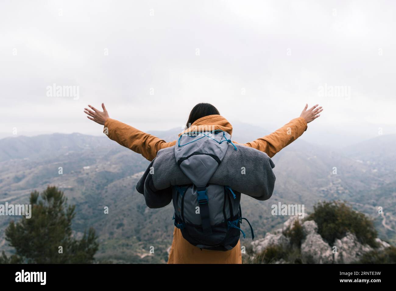 Femme Backpacker debout en haut de la montagne aimant la nature Banque D'Images