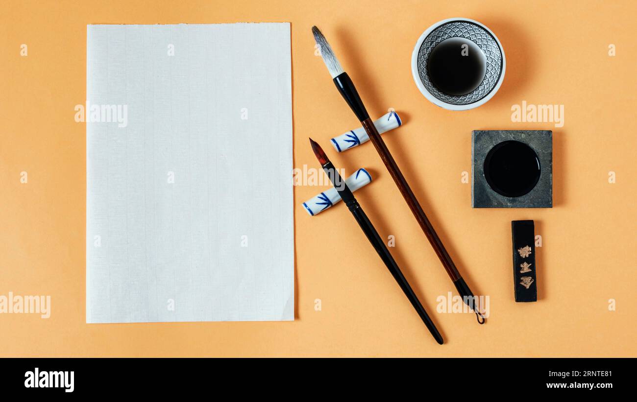 Composition d'encre chinoise à plat avec papier vide Banque D'Images