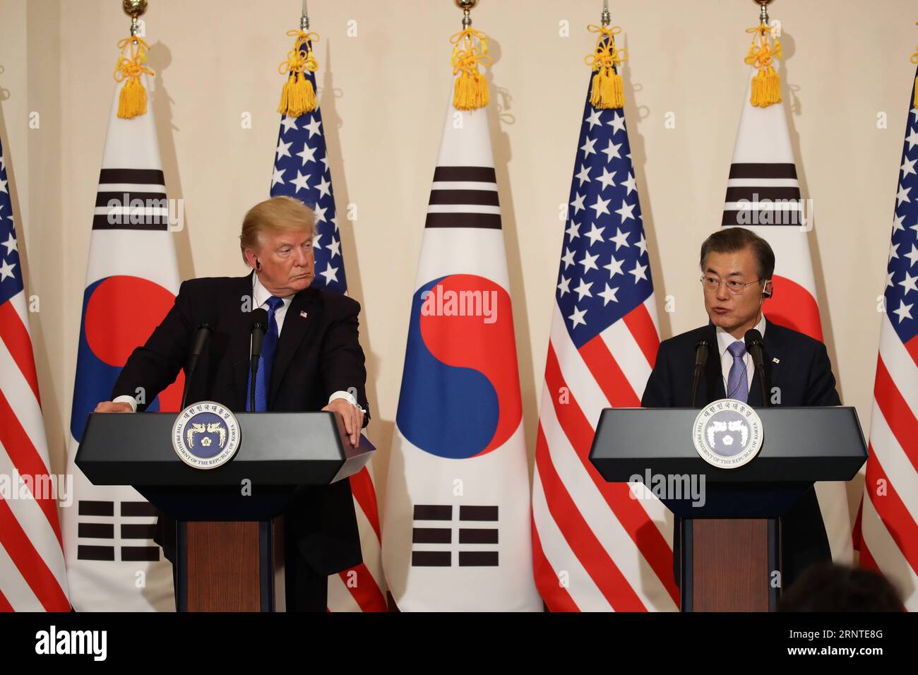 (171108) -- SÉOUL, le 8 novembre 2017 -- le président américain Donald Trump (à gauche) et le président sud-coréen Moon Jae-in assistent à une conférence de presse à la résidence présidentielle à Séoul, en Corée du Sud, le 7 novembre 2017. Donald Trump et Moon Jae-in ont convenu mardi de résoudre pacifiquement les problèmes dans la péninsule coréenne et de faire avancer rapidement les négociations pour un accord de libre-échange équitable entre les deux pays. (YY) CORÉE DU SUD-SÉOUL-ÉTATS-UNIS PRÉSIDENT-PRESSE CONFÉRENCE POOL PUBLICATIONXNOTXINXCHN Banque D'Images