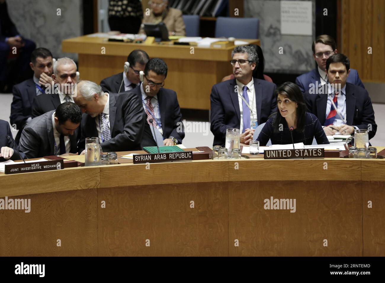 (171108) -- NATIONS UNIES, le 8 novembre 2017 -- Nikki Haley (R F), ambassadrice des États-Unis aux Nations Unies, s'adresse à une réunion du Conseil de sécurité des Nations Unies sur la situation au Moyen-Orient au siège des Nations Unies à New York, le 7 novembre 2017. Le Conseil de sécurité a été informé mardi après-midi des conclusions d ' un dernier rapport du mécanisme d ' enquête conjoint (JIM) de l ' Organisation pour l ' interdiction des armes chimiques et de l ' Organisation des Nations Unies.) (Jmmn) un-CONSEIL DE SÉCURITÉ-SYRIE LixMuzi PUBLICATIONxNOTxINxCHN Banque D'Images